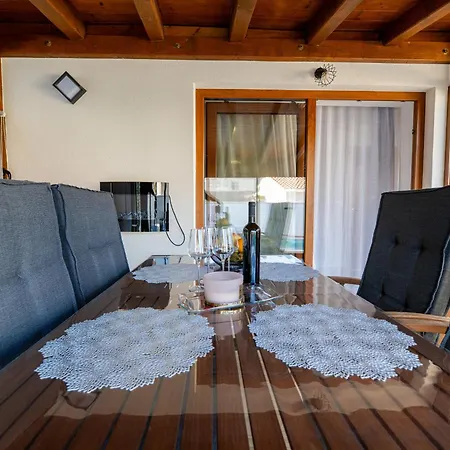 Mareta With Pool Ferienhaus