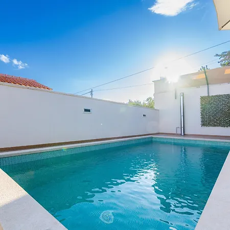 Mareta With Pool Ferienhaus