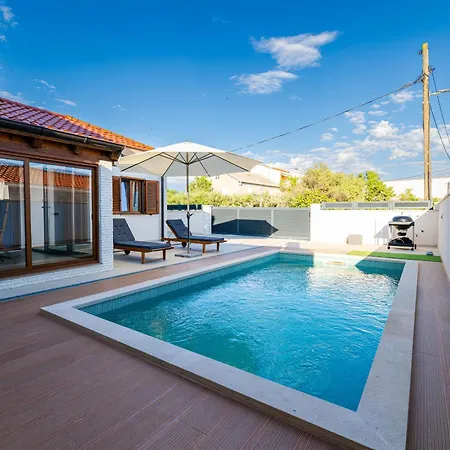 Mareta With Pool Ferienhaus *